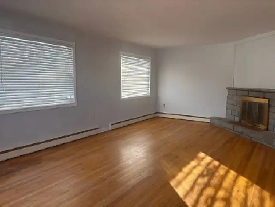 887 York St, 5bedroom whole house(2LR 2baths 1kt)SOUTH,near UNB Image# 1