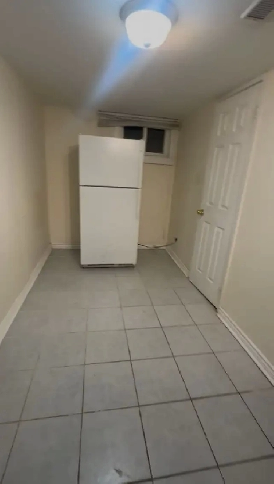 BRIGHT AND SPACIOUS ONE BEDROOM BASEMENT YONGE AND STEELE image