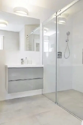 High quality female’s room by NW train station Image# 1