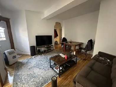 3 ½  en face du parc Lafontaine Image# 1