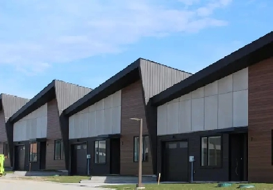 Dog Friendly, single storey, 2 bedroom townhome! Image# 1