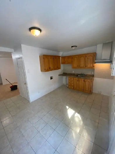 Logement à louer À côté du métro Rosemont (Petite Italy) Image# 1