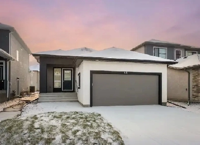 Meticulously Maintained 3bdrm 1200sqft Bungalow in Sage Creek! Image# 1