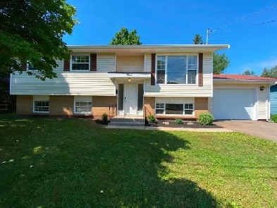 Beautiful 3 Bedroom, 1 Bath Upper Duplex in C'Town (near UPEI) Image# 1