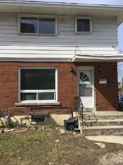 4 bdrms semi-detach for rent $2600 incl. all util on Baseline Rd Image# 1