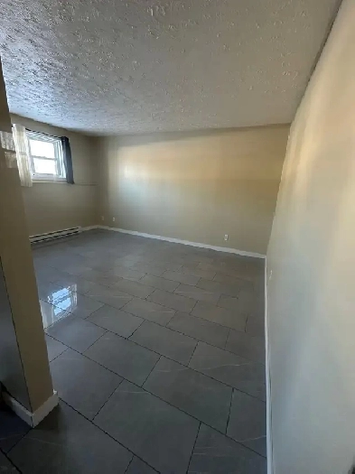 82 Barton Crescent, Unit03, 2-bedroom apt (1 bath 1 kt)Northwest Image# 1