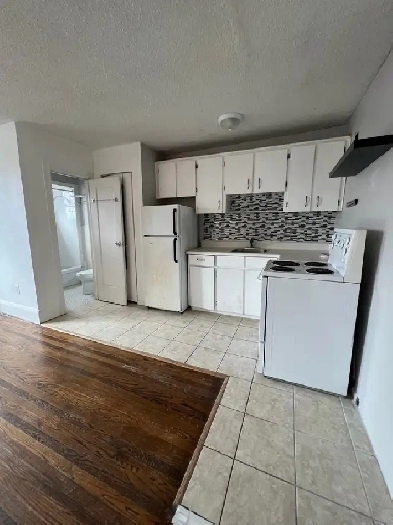 BEACHES  1BR $1600 on Queen - Not House Image# 1