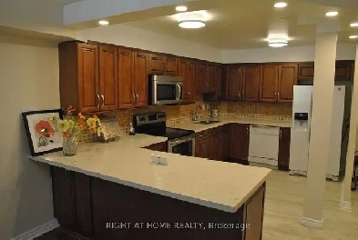 Three (3) bedroom condo in Toronto downtown (Yonge&College) Image# 1