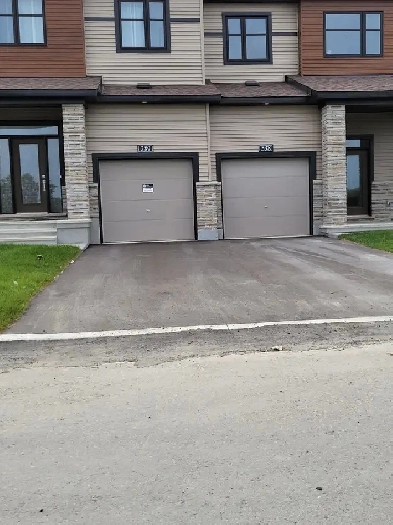 3-Bed / 2.5-Bath Modern Townhome in Barrhaven – Avail. March 1 Image# 1