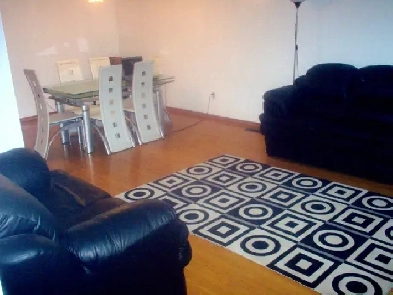 MAIN FLOOR Beautiful bright large 3bdrm - FREE iNet   Cable Image# 1