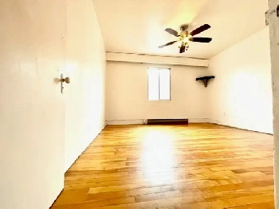 One room in a shared 6 ½ unit near Metros available now Image# 1