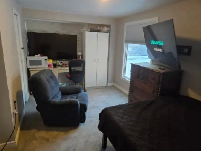 ONE MONTH FREE RENT! c/w ensuite Jacuzzi, 50' 4K TV c/w Netflix, Image# 1