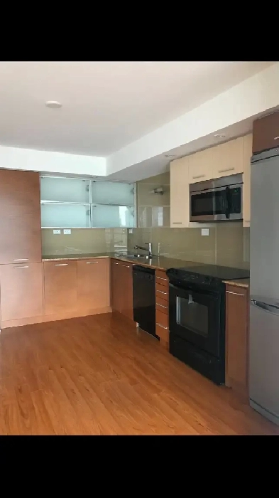 Large 2-Bedroom   Den Condo – Downtown Waterfront – Bright & Mod Image# 1