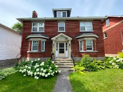 Sun Filled, 2-Bedroom Apartment located in Old Ottawa South Image# 1