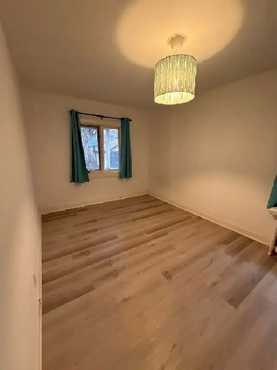 ROOM FOR RENT MIDTOWN TORONTO AVAILABLE IMMEDIATELLY image