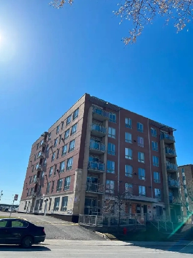 Large bright 2bedroom corner unit Image# 1