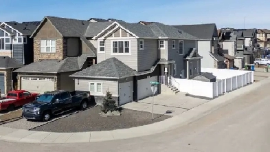 Triple Garage   RV Parking and Basement Suite! Image# 1