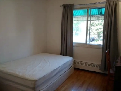 Grand chambre private à louer 5 mins à pied monk metro Image# 1