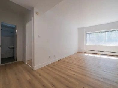 1 MOIS GRATUIT - 3 1/2 & 4 1/2 près de UdeM, HEC, Hopital Juif… Image# 1