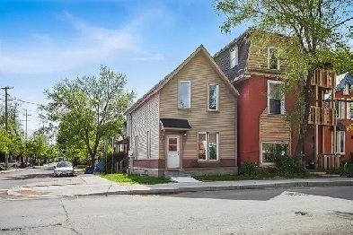 LIVE IN THE HEART OF OTTAWA – STYLISH TOP-FLOOR STUDIO Image# 1