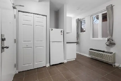 Bright Downtown Ottawa Studio Unit Fast Internet Laundry May image
