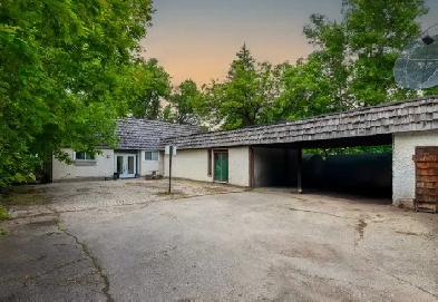 2253sqft 3bdrm bungalow situated on a 0.5acre riverfront lot! Image# 1