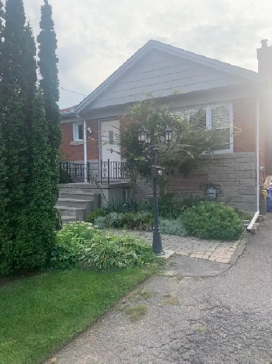 Room for rent - Share home near Subway Image# 1