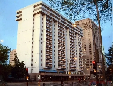 Appartement 4 1/2, PH -ACCÈS DIRECT METRO SHERBROOKE TOUT INCLUS Image# 1