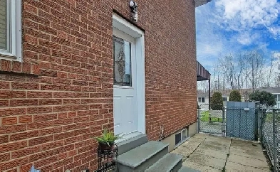 1 Bed 1 Bath  Beautiful and Bright image