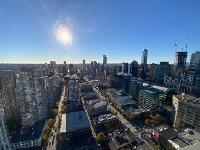 Air-Conditioned Gorgeous View 1 Bedroom   Den Downtown Apartment Image# 1
