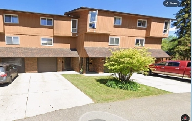 3 Bedroom/3 Baths Townhouse with garage. Newly renovated kitchen Image# 1