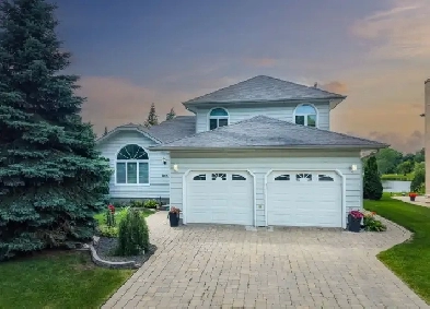 Beautifully maintained 1910sqft lakefront 2-storey home! Image# 1