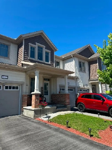 3 Bed 2.5 Bath Townhouse in Barrhaven, 2 Parking, Plaza   Sprt C Image# 1