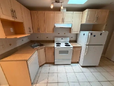 PRIME Main St and 21st Ave - 2 bed, insuite laundry and balcony Image# 1