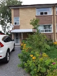 Full Semi-detached Two-storey House for Rent in Scarborough Image# 1