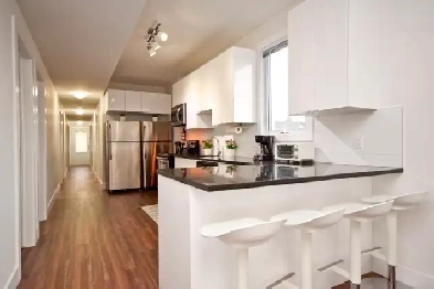 Private female-room, 5-minute walk to the uOttawa FREE UTILITIES Image# 1