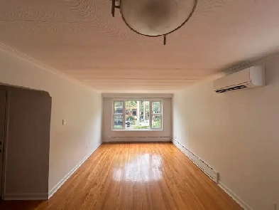 High Park Spacious Apartment Image# 1