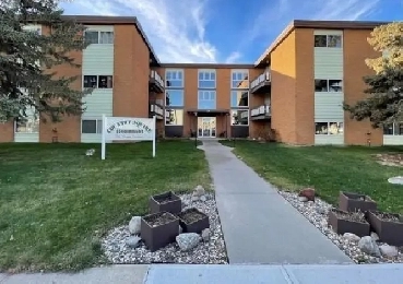 Spacious Top-Floor Corner Unit in Desirable North Regina! Image# 1