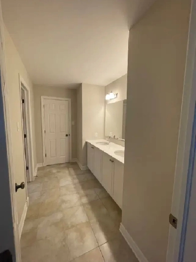 Large beautiful room renting in riverside south Summerhill area Image# 1