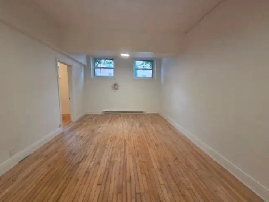 4 ½ spacieux - 2 chambres fermées & cuisine rénovée - Snowdon Image# 1