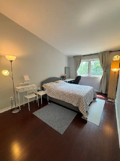 master bedroom with large closet in a beautiful townhouse Image# 1
