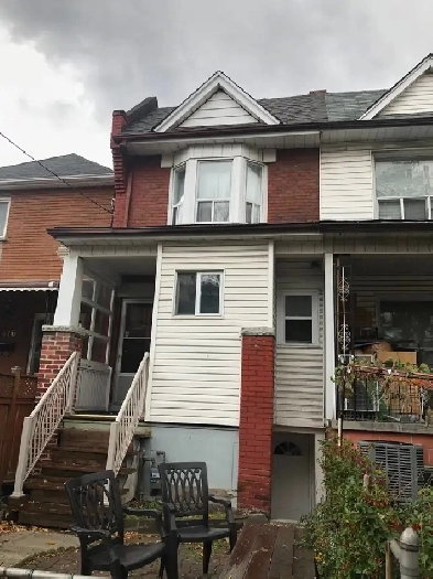 Bloor /Lansdowne, main floor A Room with 1 bathroom near Subway Image# 1