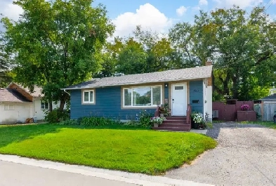 Beautifully updated 4 bed home situated on a prime Selkirk lot! Image# 1