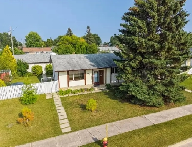 3bdrm 2bth Bungalow situated on a 75'x100' subdivadable lot! Image# 1