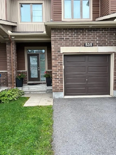 3-bedroom executive townhouse in Barrhaven Centre Image# 1