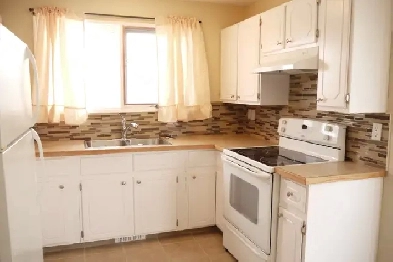 Lrg 1200sf 3BR/2B nr LRT w/ dbl grg-nwr ktchn,bath/fnc yrd/PetOK Image# 1