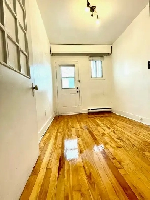 One bedroom in a shared 6 ½ unit near Metros available now Image# 1