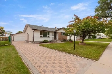 SIX BEDROOMS. 200 AMP. SIDE ENTRANCE. DOUBLE GARAGE. GARDEN CITY Image# 1