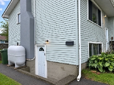 Renovated 2 bed 1 bath apartment in Fairview Image# 1