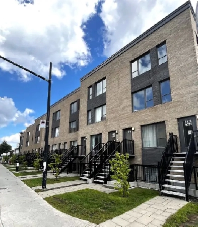 LOGEMENT 4 ½ AVEC GRAND BALCON   STATIONNEMENT À LOUER Image# 1